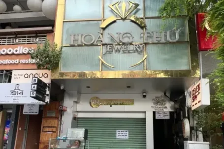 Vì sao loạt cửa hàng kim cương tại TP Hồ Chí Minh ngưng giao dịch?