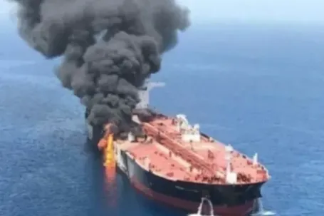 Iran tuyên bố đánh trúng 3 tàu dầu ở Hormuz, phóng tên lửa vào căn cứ Mỹ