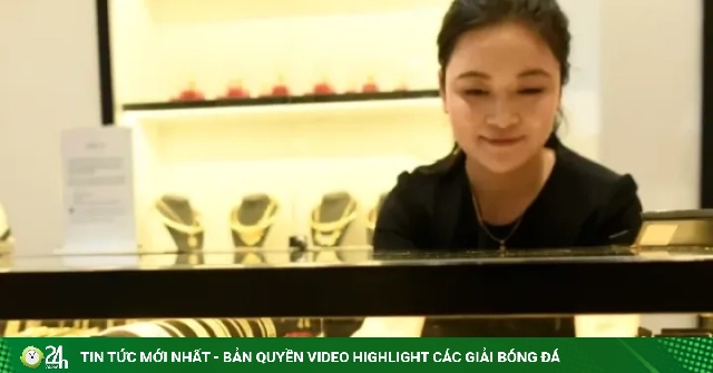 Giá vàng tiếp đà giảm, tỷ giá trung tâm lập đỉnh mới