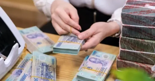 Lãi suất cao, tiền gửi dân cư tiếp tục đổ vào ngân hàng