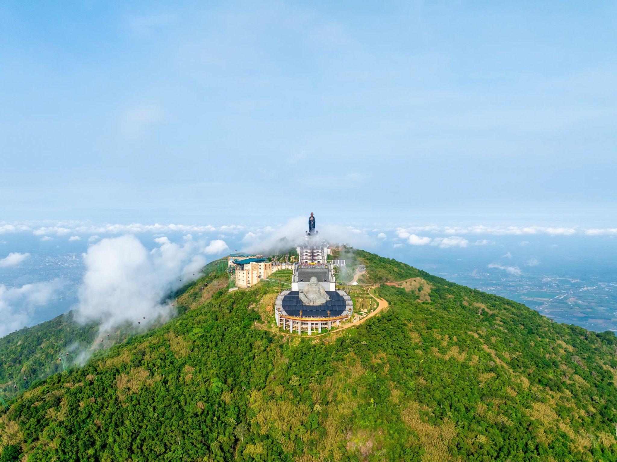 Núi Bà Đen là một trong những điểm đến văn hoá hàng đầu Nam bộ. Ảnh: Sun World Ba Den Mountain