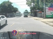 Hà Nội: Phạt nặng lái xe đầu kéo vượt ẩu suýt dẫn đến va chạm 'đấu đầu' với ô tô con