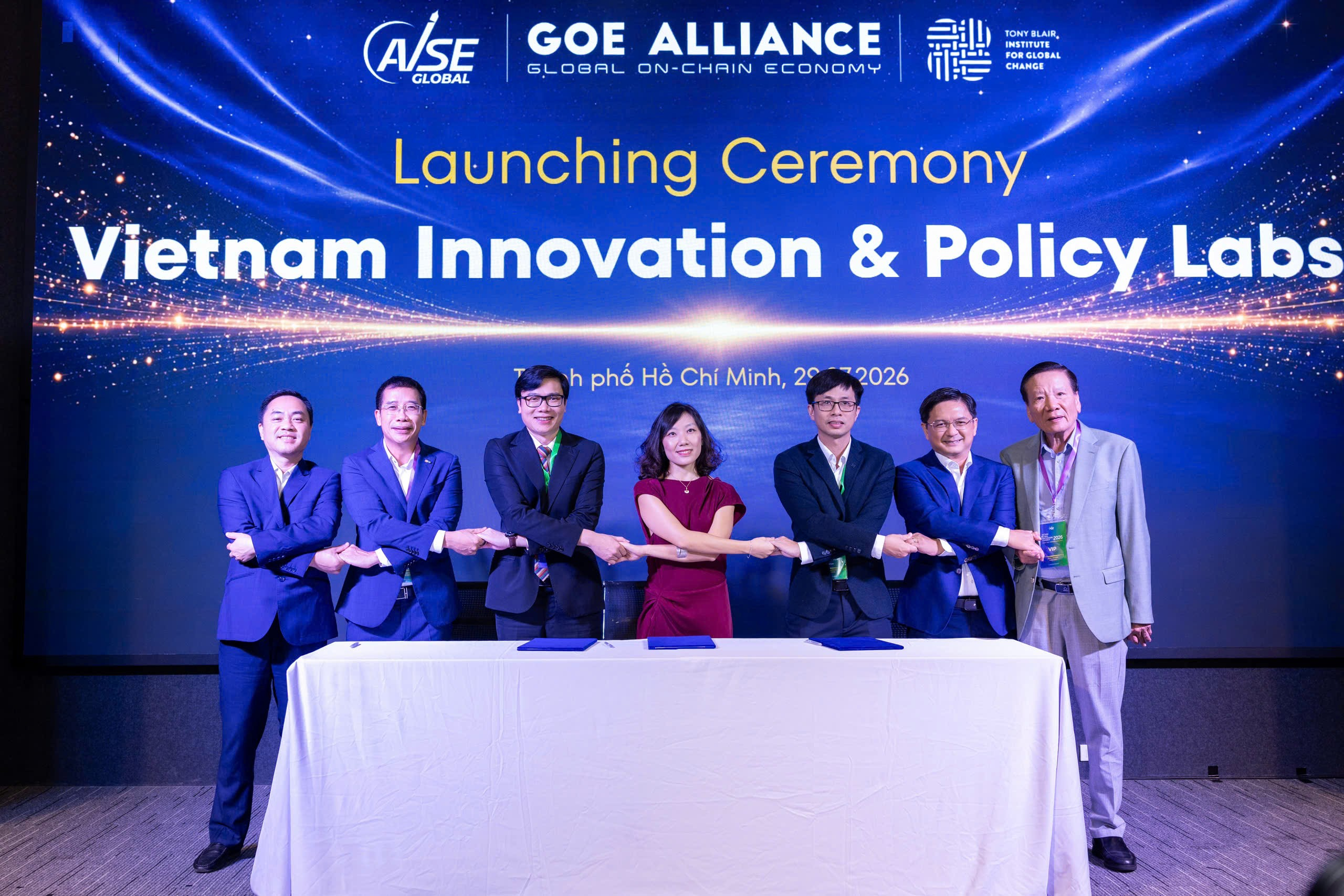 Đại diện MB cùng các đối tác tham gia Lễ ra mắt Vietnam Innovation & Policy Labs trong khuôn khổ VGIC 2026.
