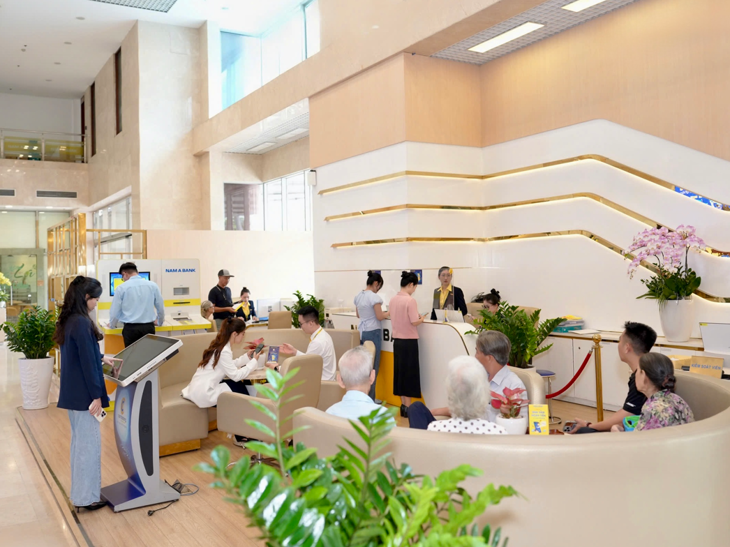 Khách hàng giao dịch tại Nam A Bank.