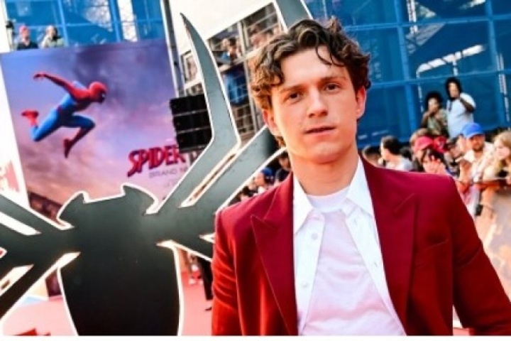 Tom Holland thừa nhận từng xấu hổ khi quảng bá một số bộ phim của mình