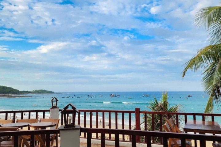 Đổi lịch trình 'phút 90', gia đình Hà Nội tìm thấy bãi biển vắng, đẹp như tranh