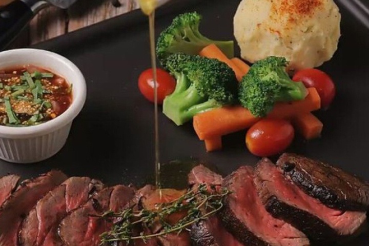 Nhiều người nói ăn thịt bò tái là bổ dưỡng, bác sĩ trả lời thế nào?