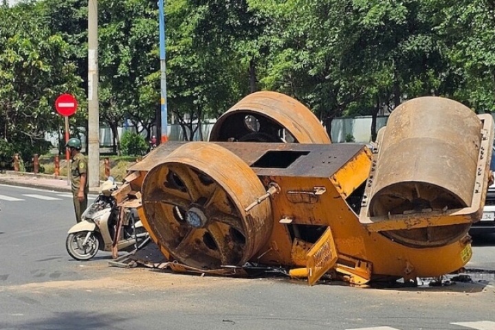 Xe lu trên ôtô tải rơi xuống đường ở TP HCM