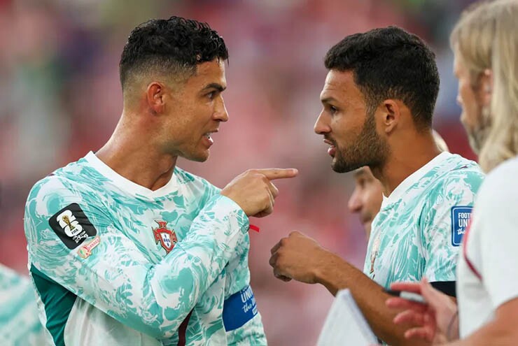 Lùm xùm đeo bám Ronaldo: Vắng mặt ở lễ cưới Ramos, bị đồng đội ĐT Bồ Đào Nha cô lập?