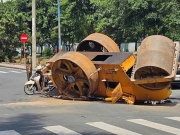 Xe lu trên ôtô tải rơi xuống đường ở TP HCM