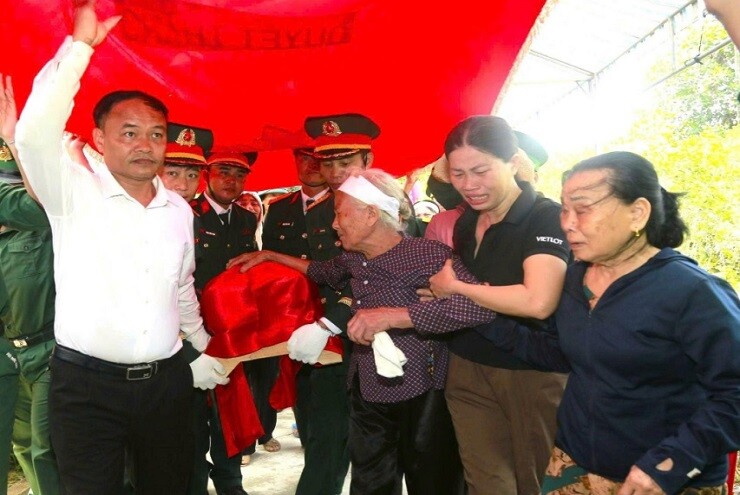 Thấy linh cữu con về đến đầu ngõ, mẹ liệt sĩ òa khóc: 'Chờ con đã gần nửa đời người'