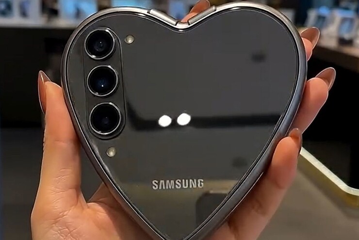 Chiếc điện thoại Samsung&nbsp;hình trái tim thực chất là video do AI tạo ra.