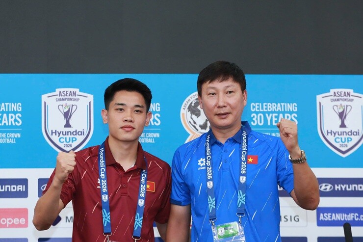 Họp báo Việt Nam - Singapore: Thầy Kim chưa nghĩ về Indonesia, Đình Bắc nhắc đến Xuân Son - 2