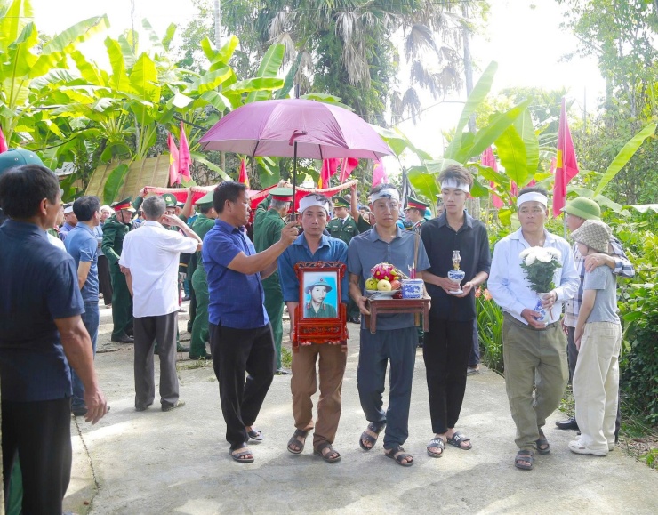 Thân nhân liệt sĩ xúc động ngày đón anh về quê hương. Ảnh: Q.Vinh