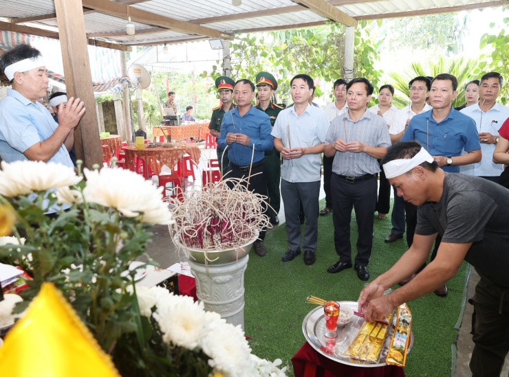Lãnh đạo địa phương thắp hương ngày đón liệt sĩ Kính về quê nhà. Ảnh: Q.Vinh