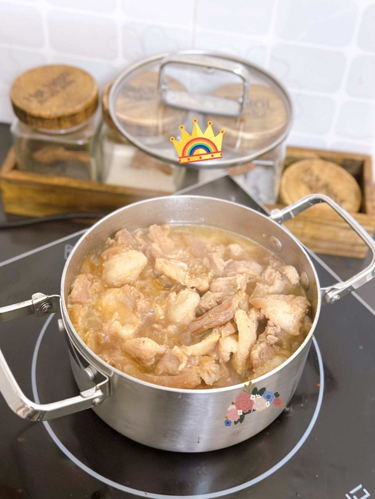 Nước ngập thịt như này, kho cạn nước thịt mềm, chuyển màu rất ngon.
