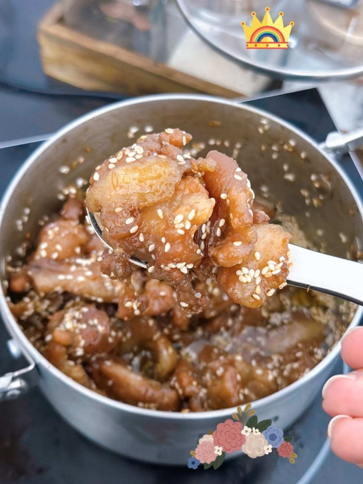 Ăn kèm bánh mì thêm có rau răm, ngò và dưa leo.
