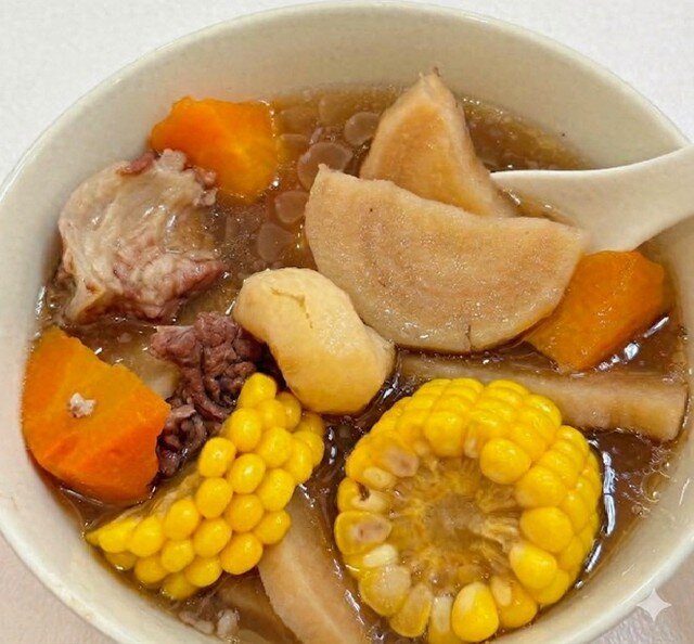 Món canh sườn, củ sắn dây và đậu đỏ được làm từ các nguyên liệu có tác dụng giúp thanh nhiệt và kiện tỳ vị.