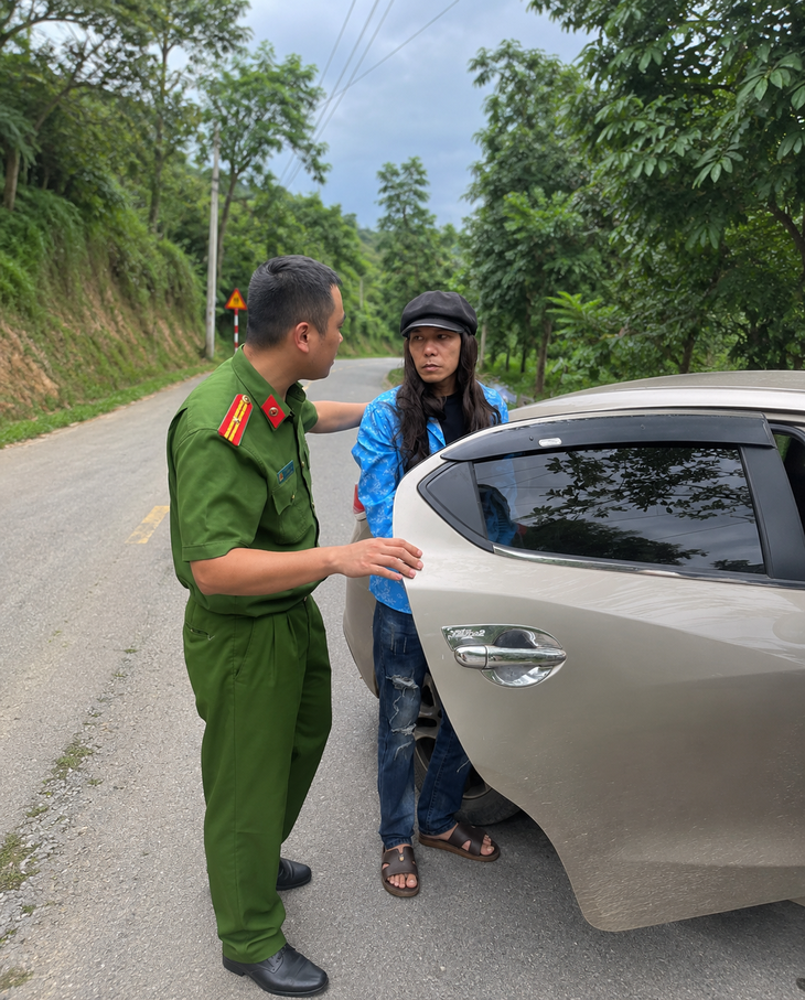 Đối tượng Trần Văn Tam bị lực lượng Công an khống chế, đưa về trụ sở làm việc. Ảnh: Công an tỉnh Lào Cai.&nbsp;