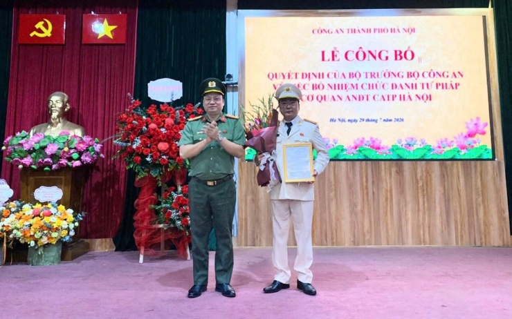 Đại tá Nguyễn Tiến Đạt, Phó Giám đốc Công an TP Hà Nội trao quyết định. Ảnh: T.K.