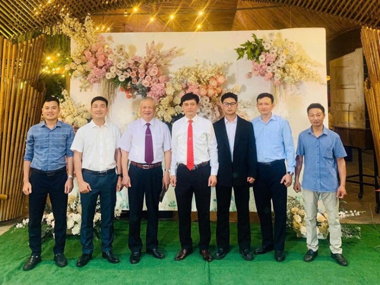 Anh Lâm (ngoài cùng bên phải) và anh Thái (ngoài cùng bên trái), anh Thụy (thứ 2 từ trái sang) bên các thành viên khác trong gia đình 