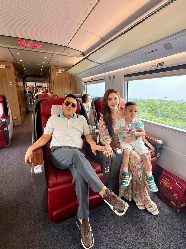 Ảnh sao 30/7: Con trai Khánh Thi - Phan Hiển cao nhỉnh hơn bố mẹ - 5