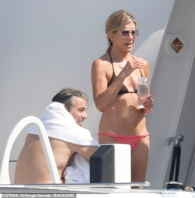 Jennifer mặc bikini, khoe vóc dáng săn chắc.