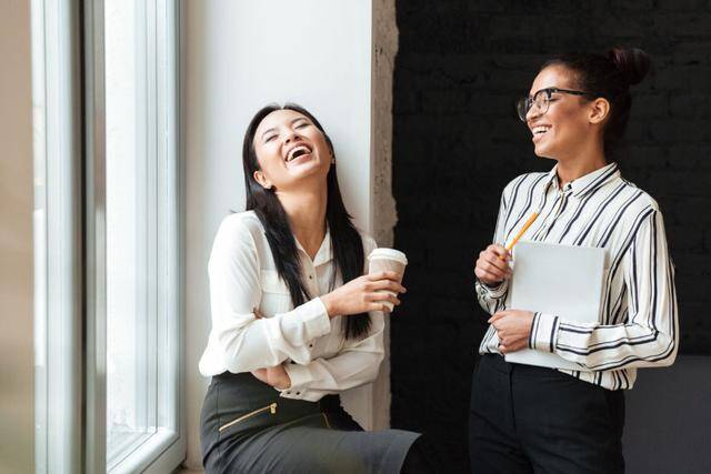 Người khôn ngoan không tùy tiện bình luận hay truyền miệng câu chuyện của người khác. Ảnh minh họa