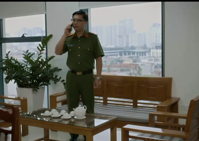 Thủ trưởng Đỗ Việt nhận báo cáo từ Mai qua điện thoại. Ảnh VTV
