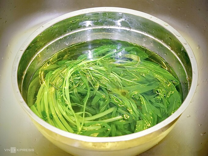 Muốn rau xanh, khi luộc nên mở nắp.