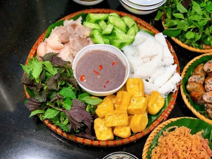 Rau sống không chỉ giúp bún đậu mắm tôm thêm hấp dẫn mà còn bổ sung chất xơ, vitamin và khoáng chất, hỗ trợ tiêu hóa và cân bằng dinh dưỡng