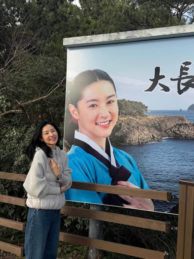 Lee Young Ae chụp ảnh bên poster Nàng Dae Jang Geum (2003) trong chuyến ghé thăm địa điểm quay phim. Sau hơn 20 năm, nữ diễn viên vẫn khiến người hâm mộ bất ngờ bởi nhan sắc gần như không thay đổi. Ảnh: Instagram leeyoungae0824