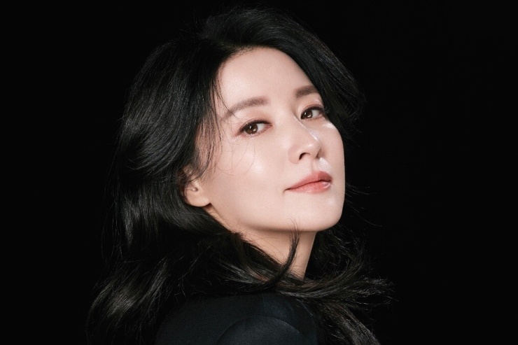 OSEN gọi Lee Young Ae là biểu tượng của vẻ đẹp vượt thời gian, gây ấn tượng với làn da trong trẻo và nhan sắc thanh thuần ở tuổi ngoài 50. Ảnh: OSEN