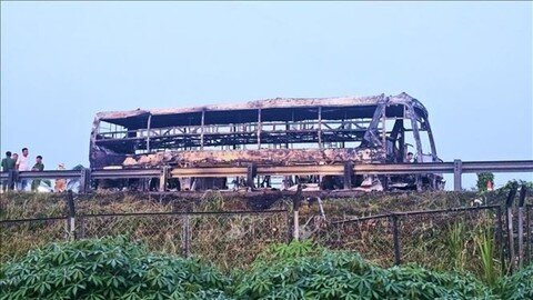 Chiếc xe giường nằm bị cháy trên cao tốc TPHCM - Trung Lương