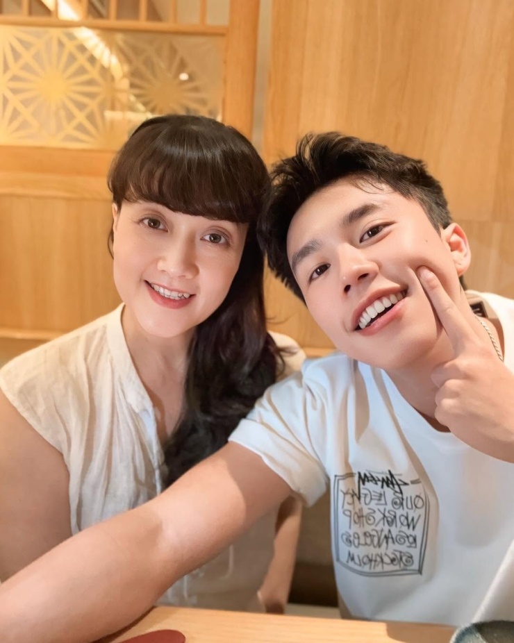 Long Vũ và mẹ Vân Dung. Ảnh: FBNV 