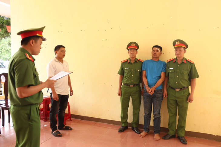 Cơ quan chức năng tống đạt quyết định giữ người trong trường hợp khẩn cấp đối với Trần Hoàng Diệu. Ảnh: CAQT