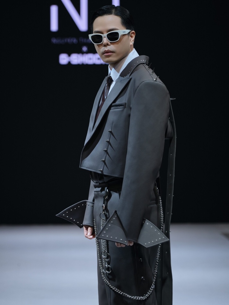 Trịnh Thăng Bình, 14 Casper trổ tài catwalk - 1