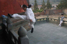 Đại võ sư và cú nhảy 19m chấn động, tuyệt kỹ "khinh công" có thật ngoài đời?