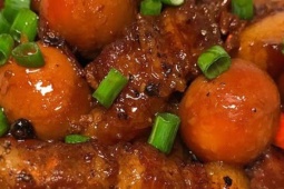 Kho thịt đừng chỉ dùng nước lọc, thêm loại nước quen thuộc giải khát ngày hè này giúp thịt mềm, ngọt và màu đẹp tự nhiên