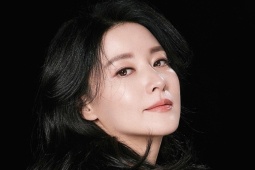 Cách Lee Young Ae giữ làn da trắng sáng ở tuổi 55