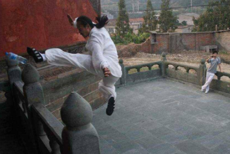 Đại võ sư và cú nhảy 19m chấn động, tuyệt kỹ "khinh công" có thật ngoài đời?
