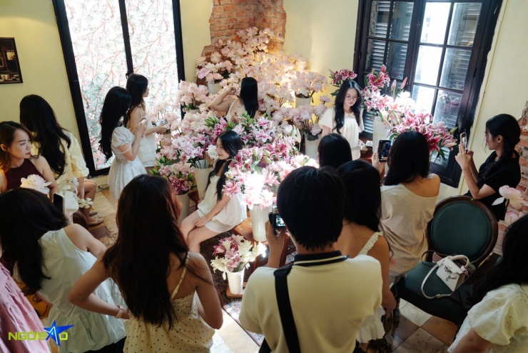 Quán cà phê ngập hoa sen, dựng sạp trái cây hút giới trẻ 'sống ảo' - 1