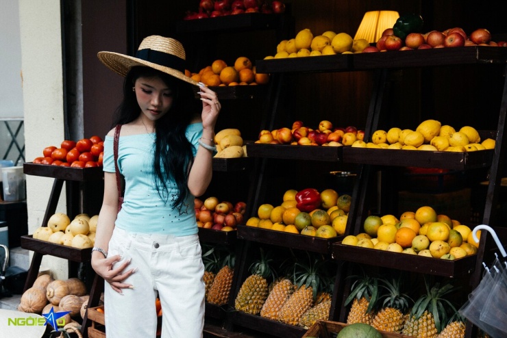 Quán cà phê ngập hoa sen, dựng sạp trái cây hút giới trẻ 'sống ảo' - 9