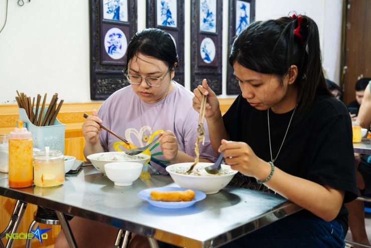 Quán phở Hà Nội 23.000 đồng một bát, 7 năm không tăng giá - 11