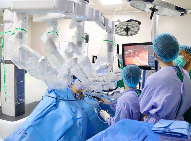 Các bác sĩ phẫu thuật cho bệnh nhân. Ảnh: BVCC. 
