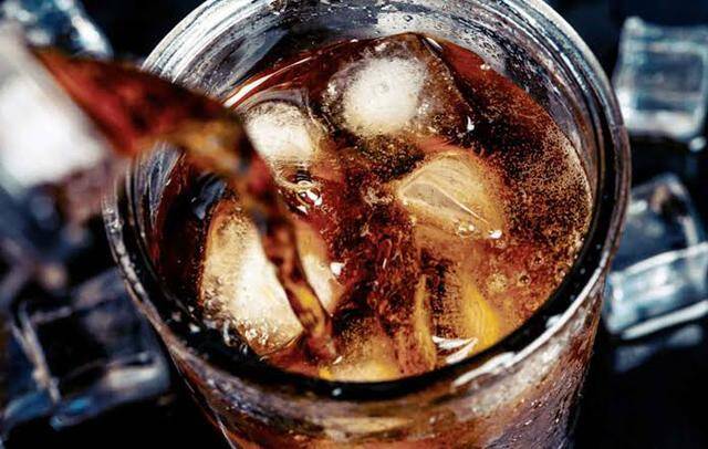 Coca vừa giải khát, thêm vào món ăn cũng làm tăng hương vị thơm ngon. Ảnh TL