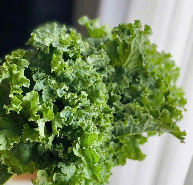 Cải xoăn không chỉ cung cấp sắt mà còn giàu vitamin K, C và chất chống oxy hóa mạnh. Đây là loại rau đặc biệt phù hợp với phụ nữ sau 40 – vừa hỗ trợ tạo máu, vừa làm chậm quá trình lão hóa. Một chén cải xoăn nấu chín cung cấp khoảng 1.1 mg sắt.