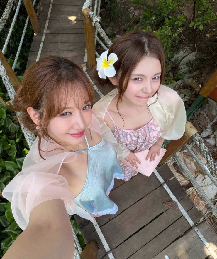Hari Won (trái) và Young Ju mặc áo yếm, đội nón lá đi du lịch.