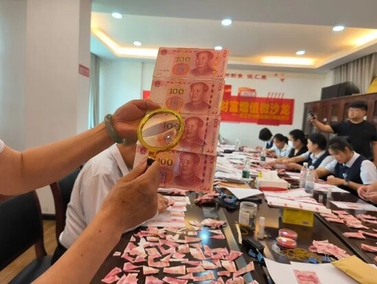 13 nhân viên làm việc trong 20 ngày giúp cụ ông ghép thành công 266.000 tệ từ 15.000 mảnh vụn. Ảnh: Red Star