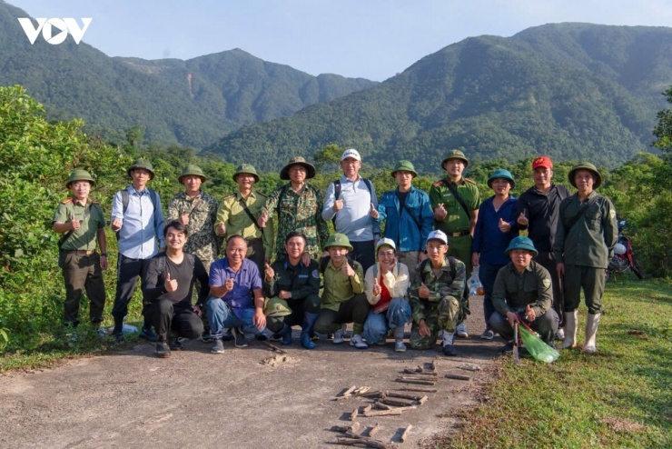 Đoàn khảo sát xã Đường Hoa do Bí thư Đảng ủy Hồ Đức Quang và ông Trần Đức Dũng, Chủ tịch UBND, cùng người dân bản địa bắt đầu hành trình, lần theo những lối mòn dẫn vào rừng sâu, theo chỉ dẫn của người dân địa phương.
